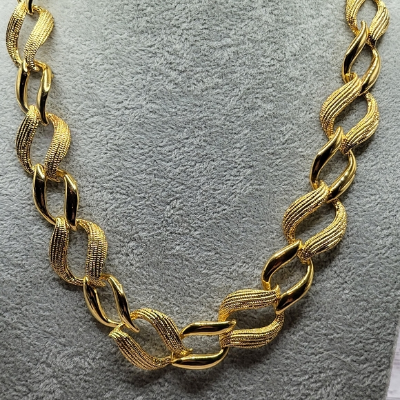 Vintage Gold Tone Link Necklace & Earrings Set Textured Chain Design - Picture 4 of 11